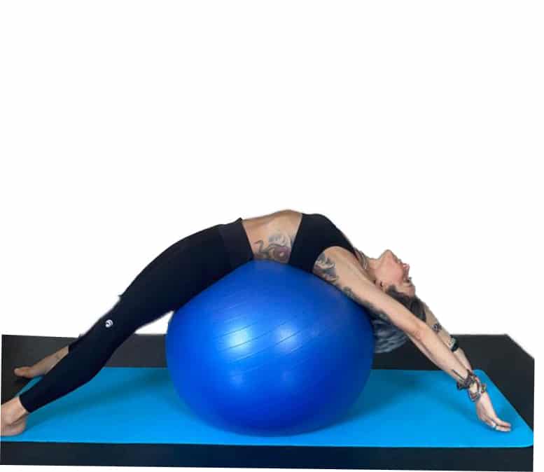 I 5 migliori esercizi di Pilates da fare a casa: stretching con fitball